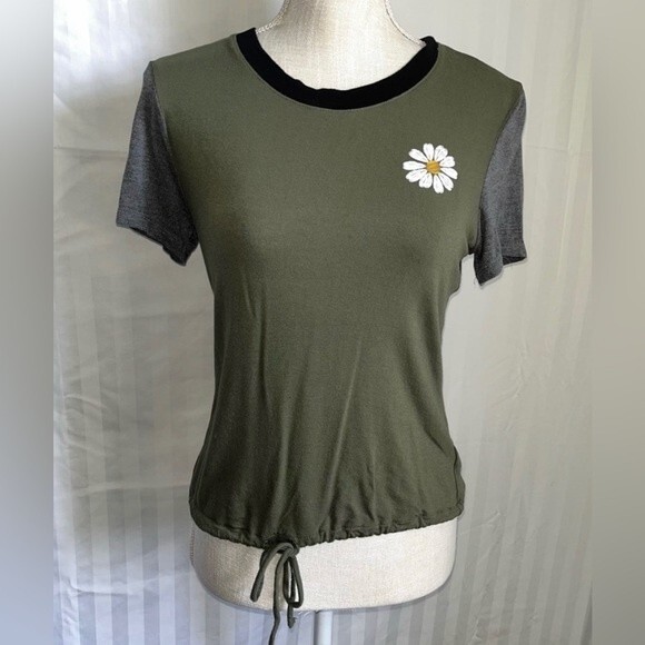No Boundaries Green Gray Daisy Floral Short Sleeve Top Juniors Size Medium - Picture 9 of 9